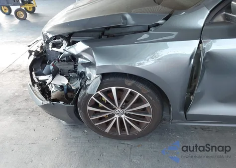 2015 Volkswagen Jetta 1.8T Sport z USA, uszkodzony, nr VIN 3VWB17AJ8FM211519